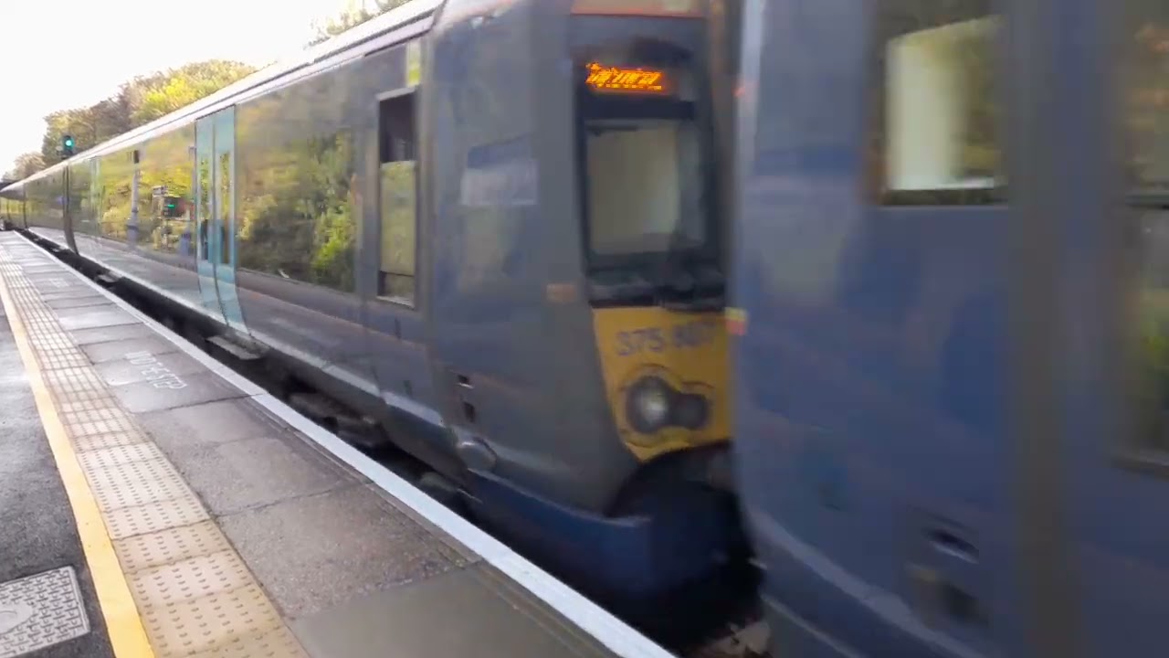 11 car southeastern class 375 aproching bromley south