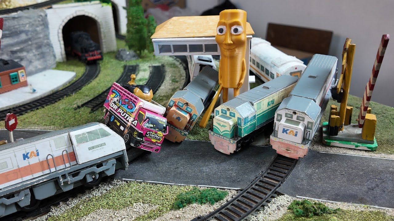 Drama kereta anjlok dan mengakibatkan kekacauan di rel diorama 