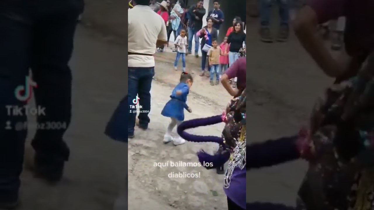 Ni&ntilde;a bailando al ritmo de los diablicos de Huancabamba!