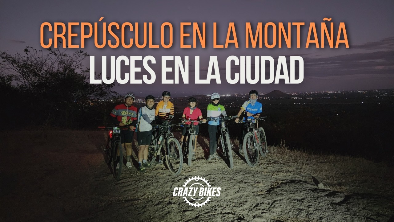 Crepúsculo en la montaña, luces en la ciudad