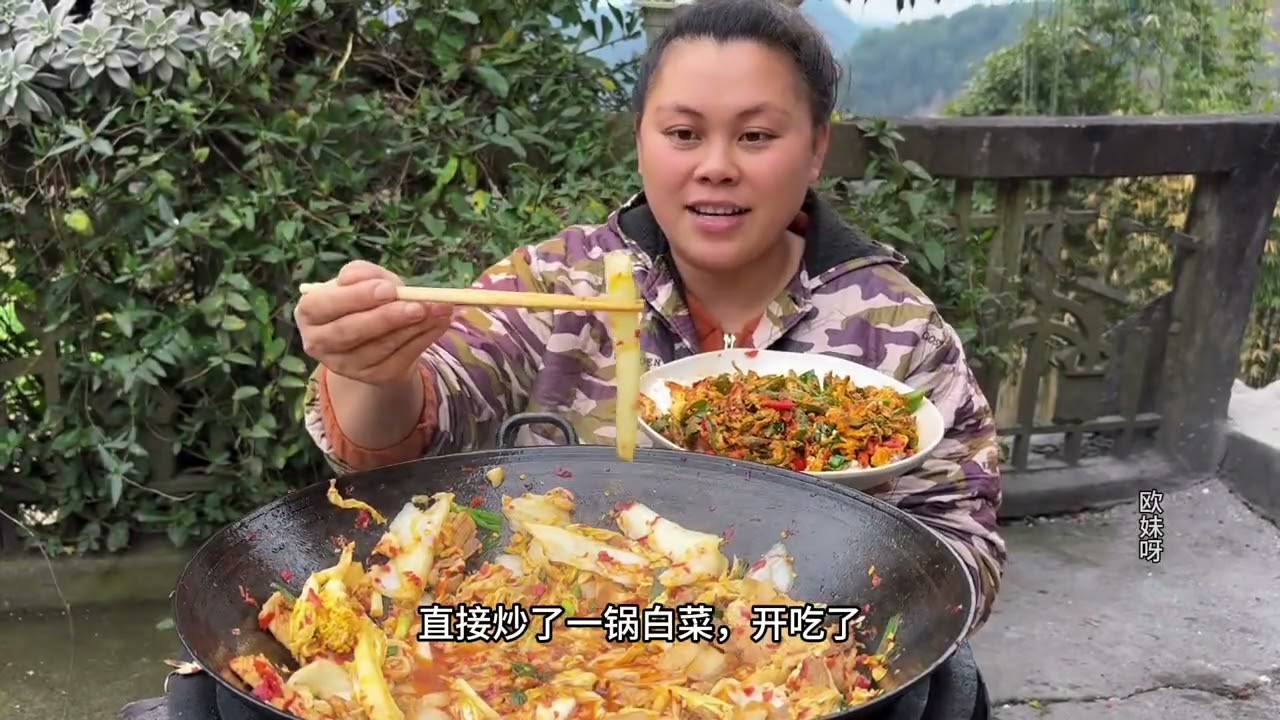簡易酸辣白菜搭配辣椒炒蛋，超下飯料理