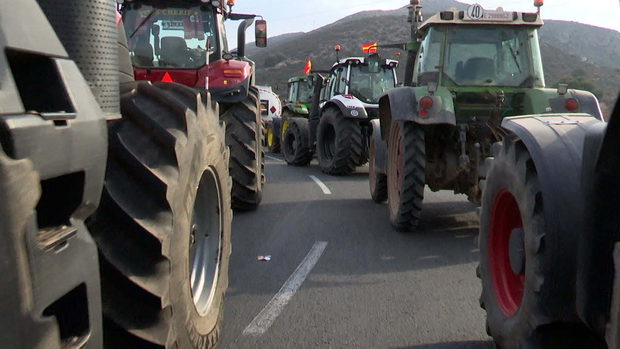 Los agricultores de Cartagena colapsan las carreteras para denunciar su situación