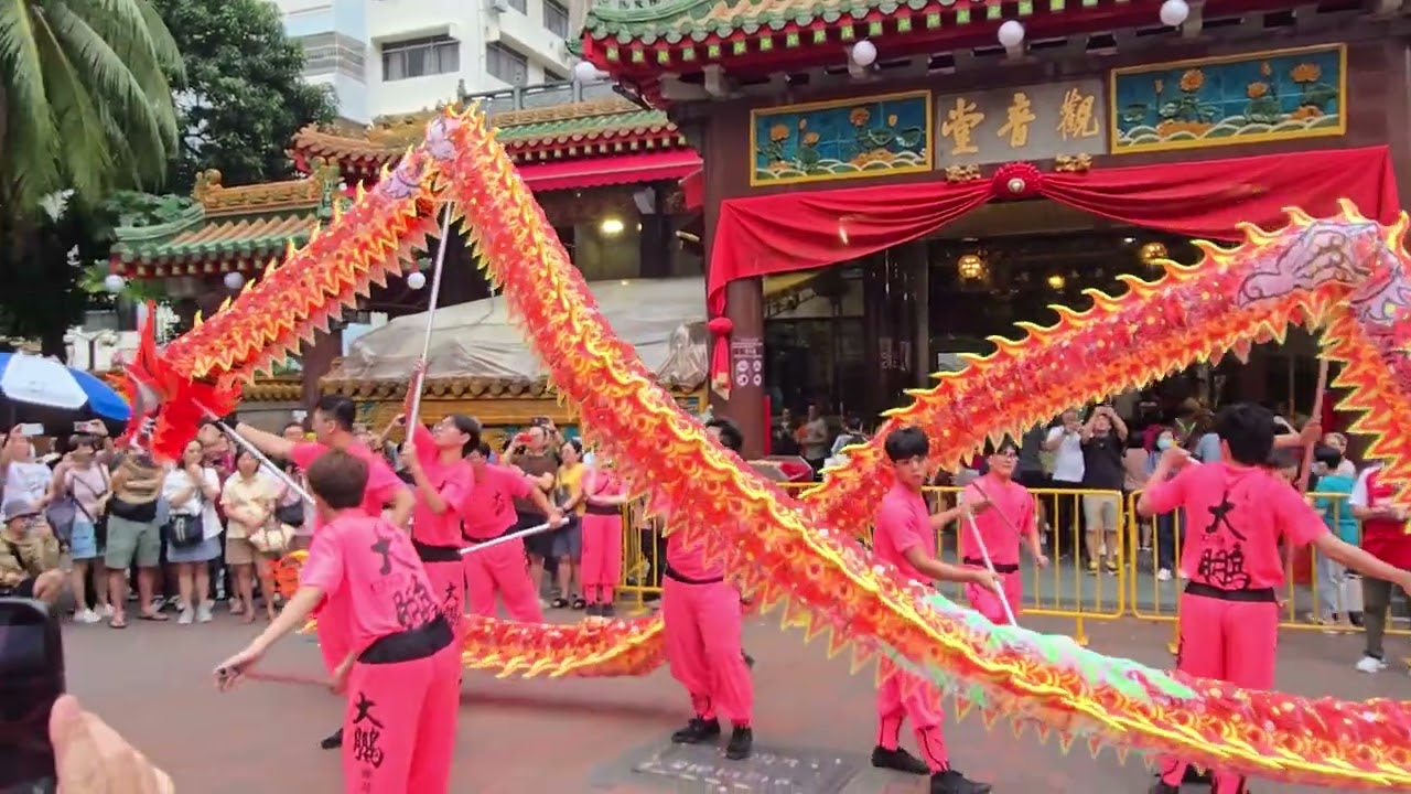 Singapore New Year 2026 lucky lion dragon dance