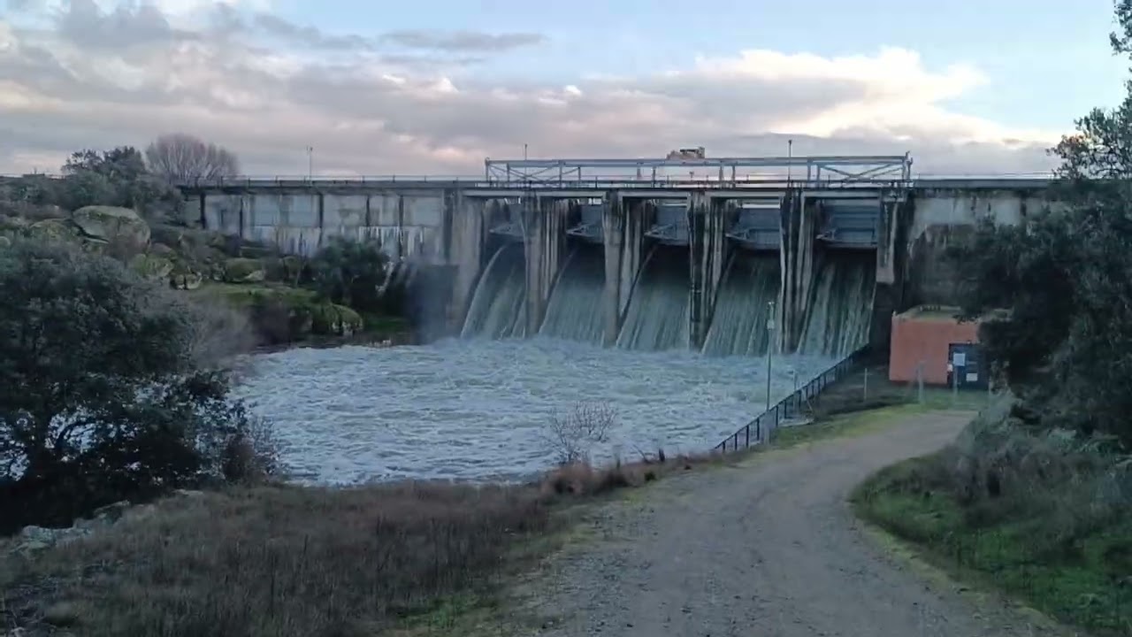 Presa de Navalcan con las compuertas abiertas 