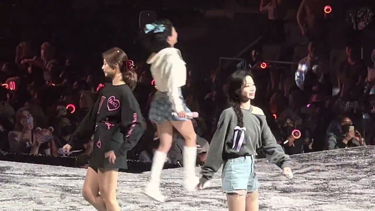 [FANCAM] Twice concert 4th world tour in UBS arena New York - Yes or Yes