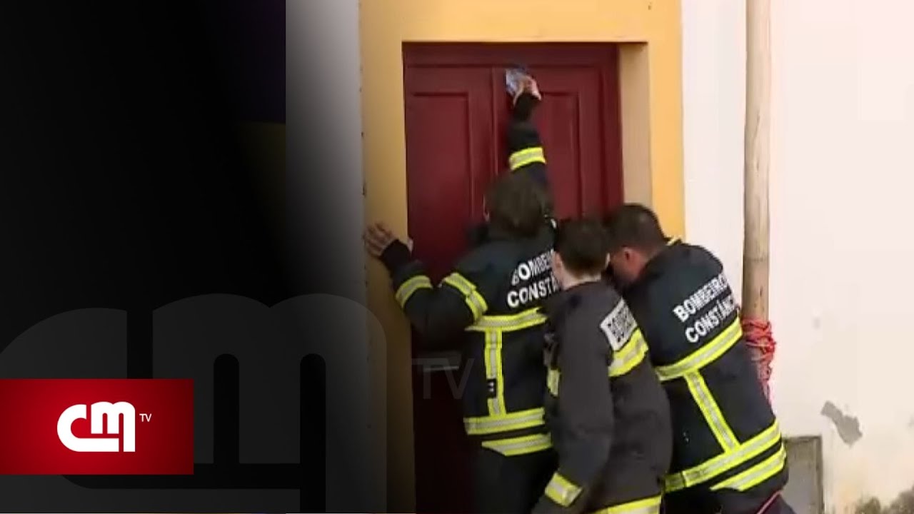 Bombeiro tenta abrir porta da própria casa inundada com ajuda de colegas em Constância
