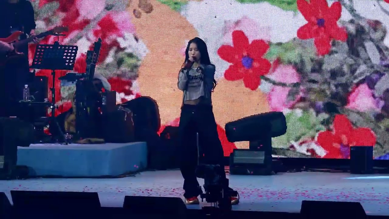 [IU FAN MEETUP 2025] 아이유 직캠 4K | 빨간 운동화  | 250913