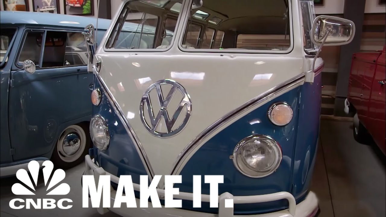 Джей Лено восхищается коллекцией автомобилей Volkswagen, принадлежащей комику Габриэлю Иглесиасу ...
