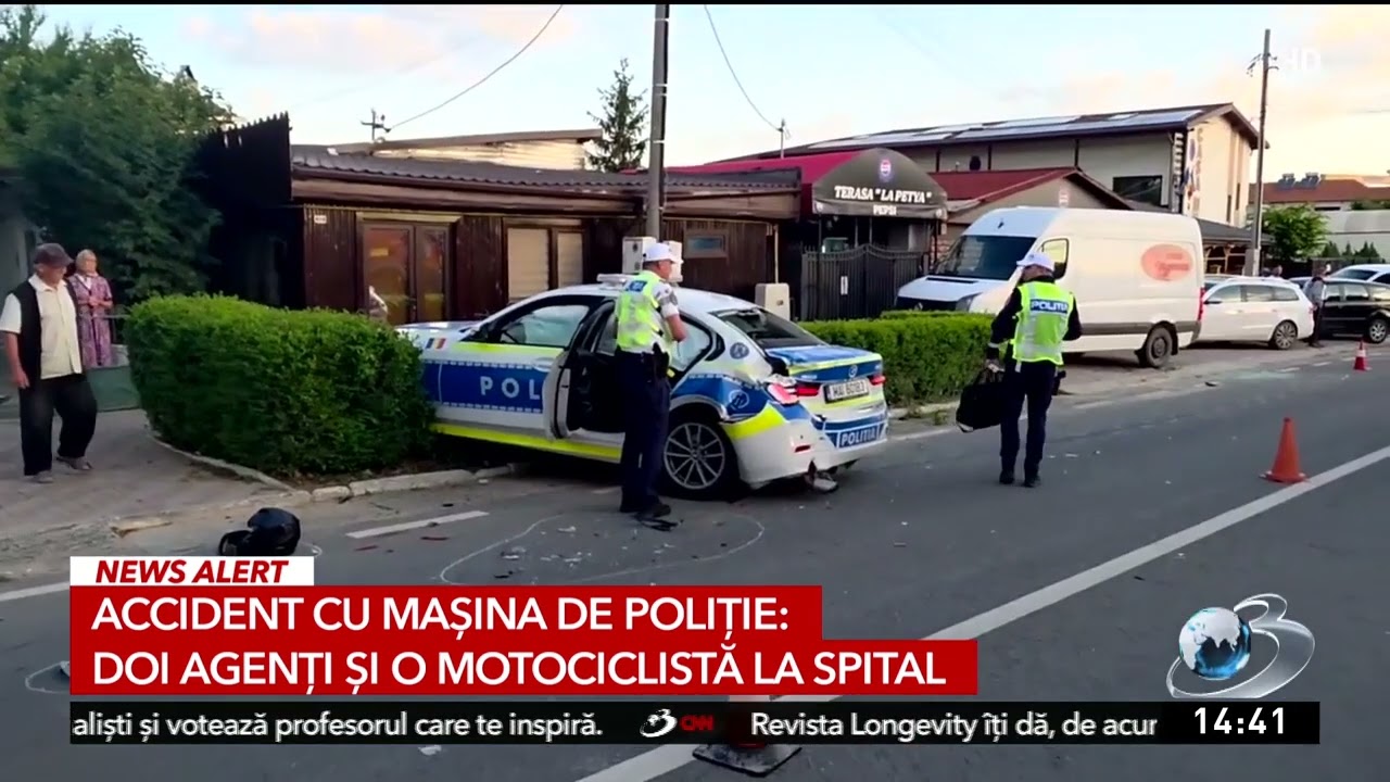 Accident cu mașina de poliție: Doi agenți și o motociclistă, la spital