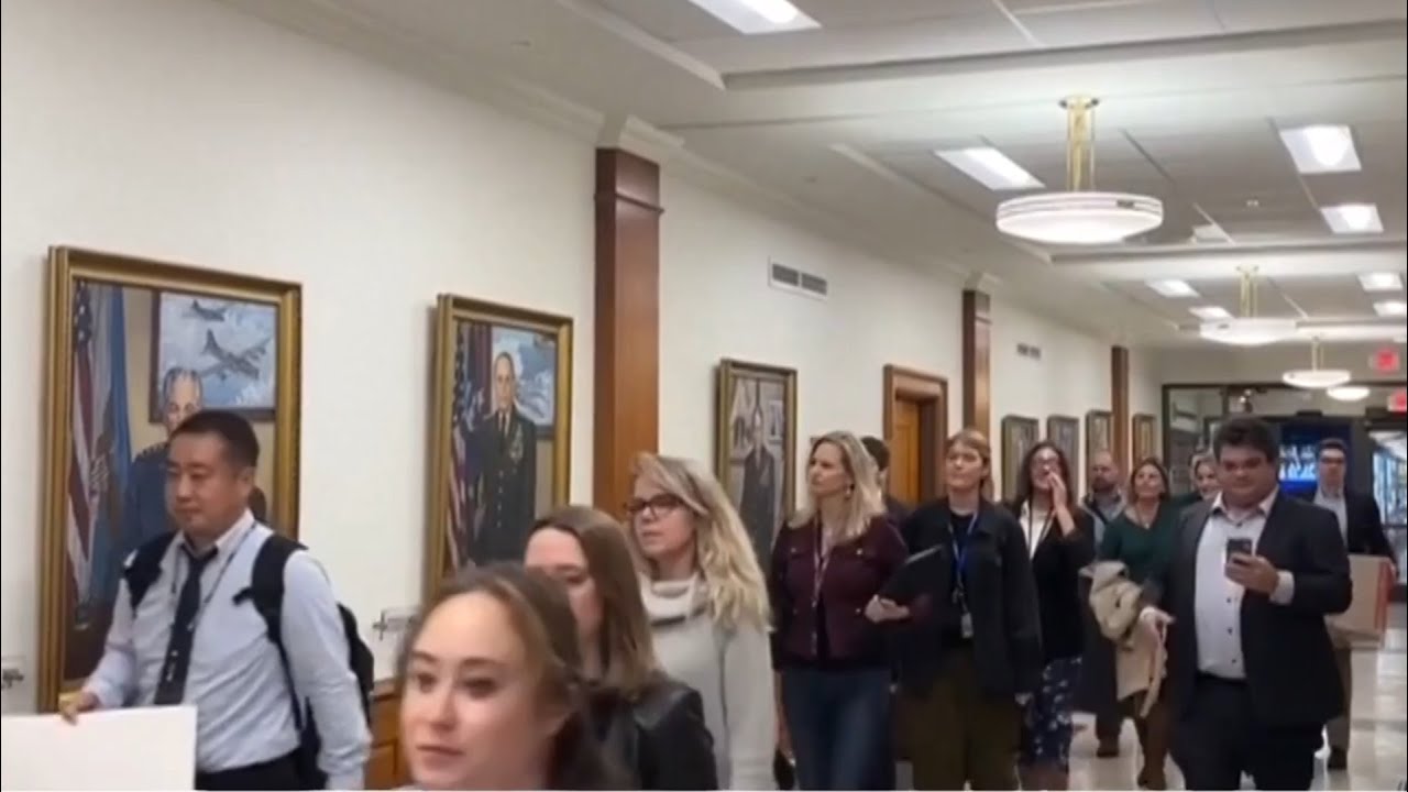 Dozens of reporters walk out of Pentagon amid new journalist demands
