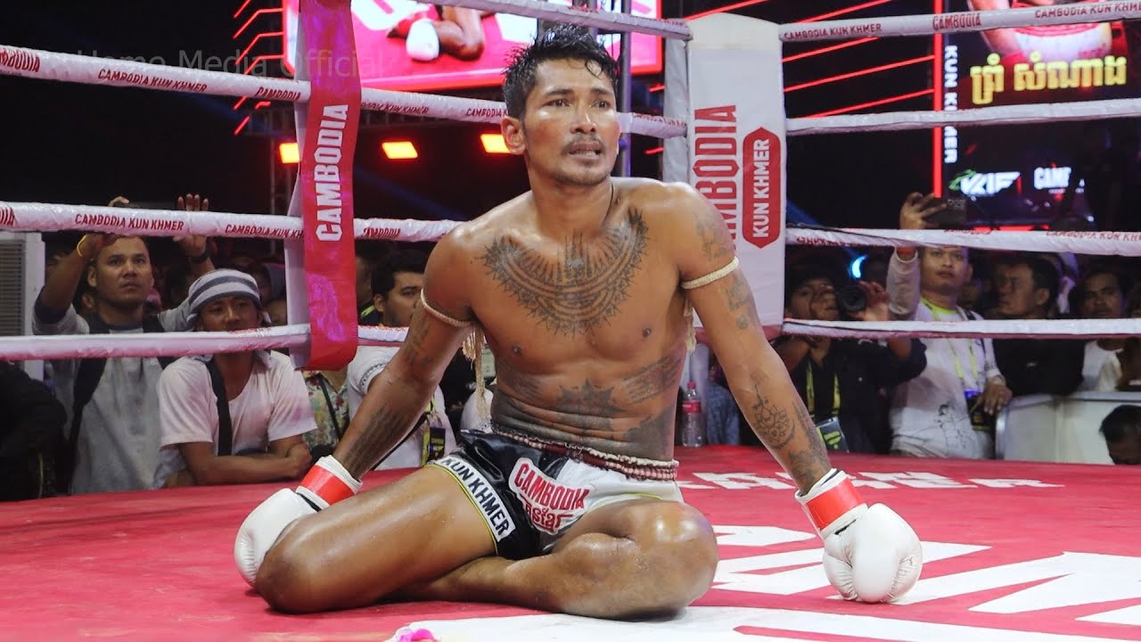 មួយកែងនេះ ព្រំ សំណាងលុតជង្គង់ស្រក់ទឹកភ្នែក អាណិតបរទេសពេក Prom Samnang KO USA Fighter Kun Khmer KKIF