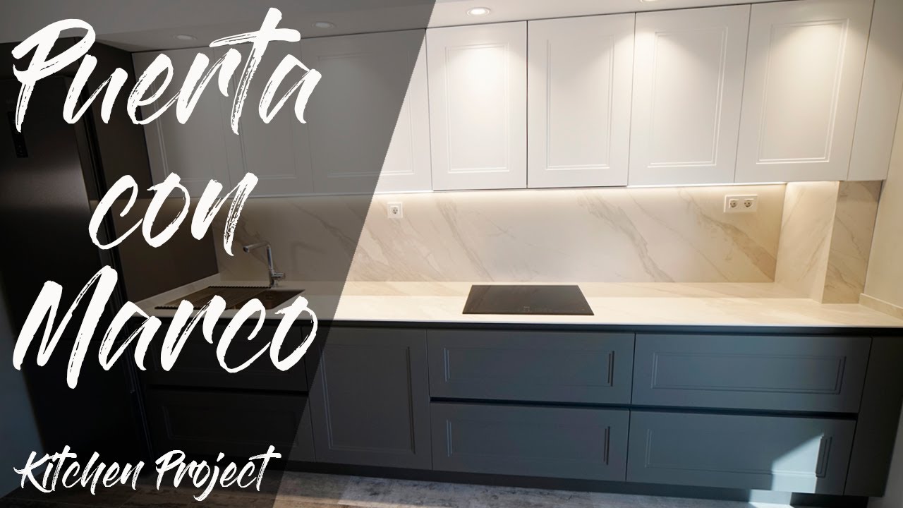 Cocina CLÁSICA MODERNA. Una cocina blanca y gris antracita de estilo contemporáneo