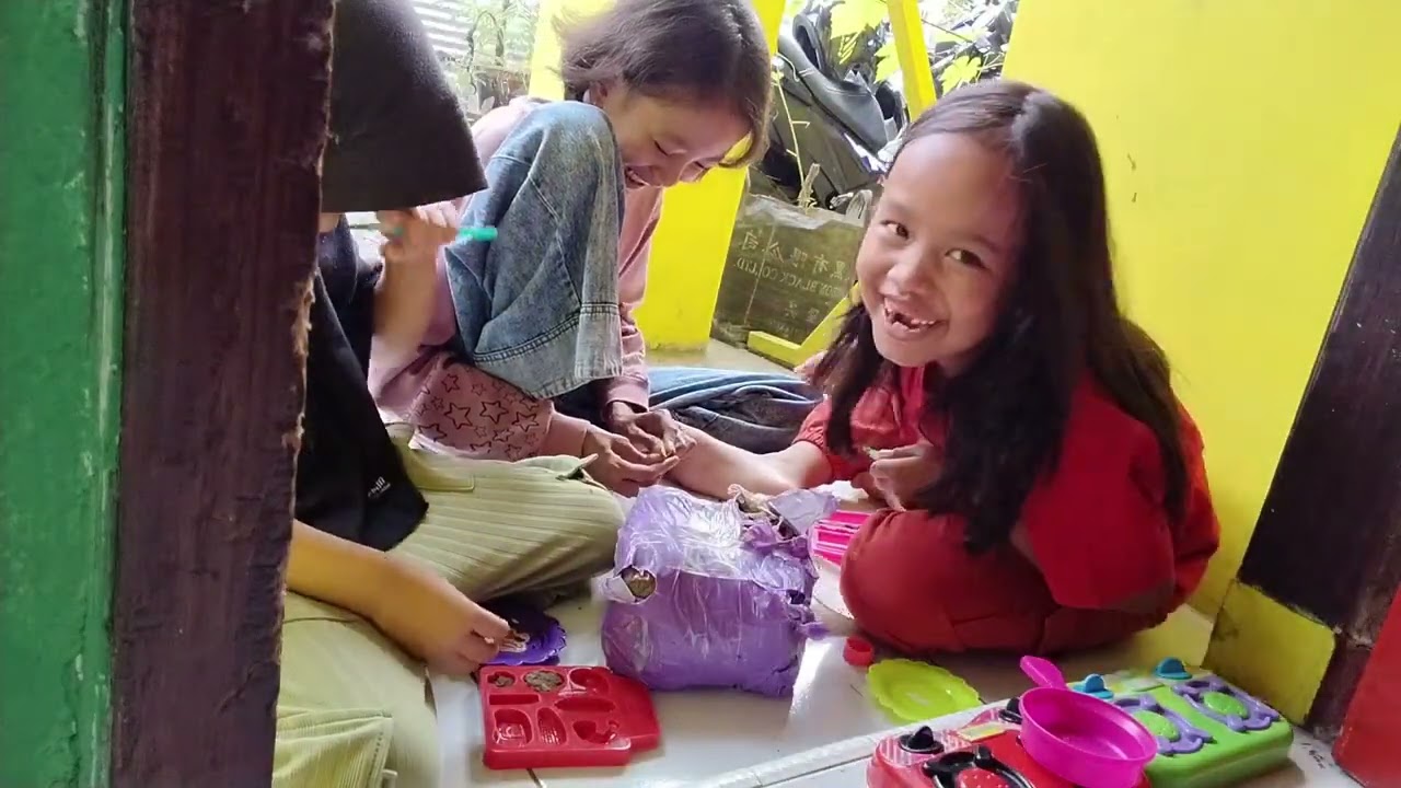 Kaka Hibi Main tanah liat bersama teman