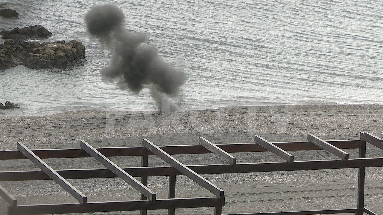 La Policía Nacional detona de forma controlada una granada hallada en la playa del Tarajal