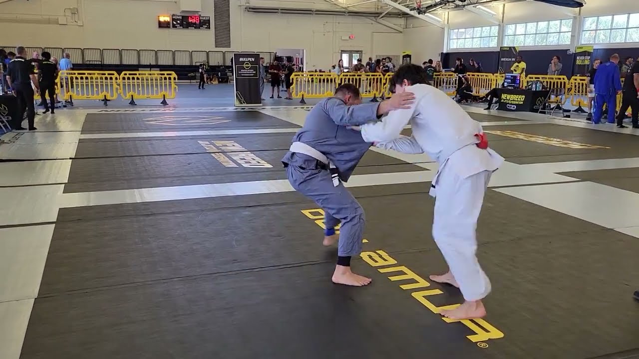 Failed Judo Sacrifice Throw Leads To Super Fast Improvised Lapel Choke In BJJ White Belt Match.
