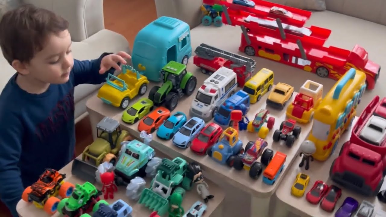 Omer kagan akulu araba  ile oyuncaklari tasidi  toys #arabalar #akülüaraba #oyuncak #çocukoyunları