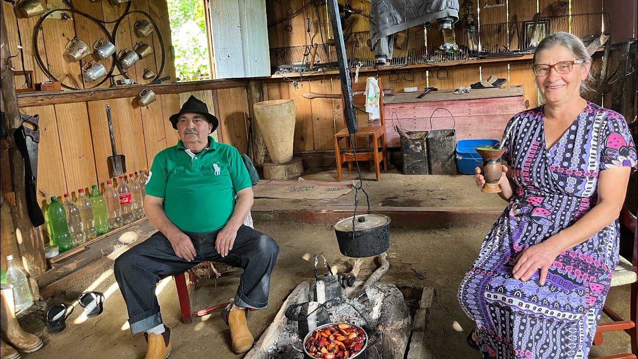 O CASAL QUE NÃO GOSTA DE CIDADE E VIVE EM COZINHA DE CHÃO - ARIDES E MARIA