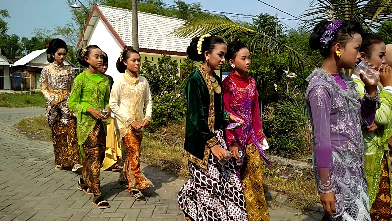 SDN simorejo (festival karnaval hari martini)