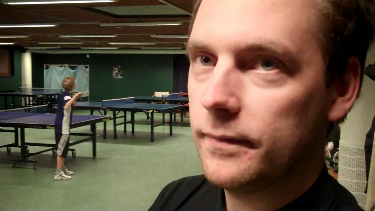 Daniel Ellermann på kvällens pingisträning