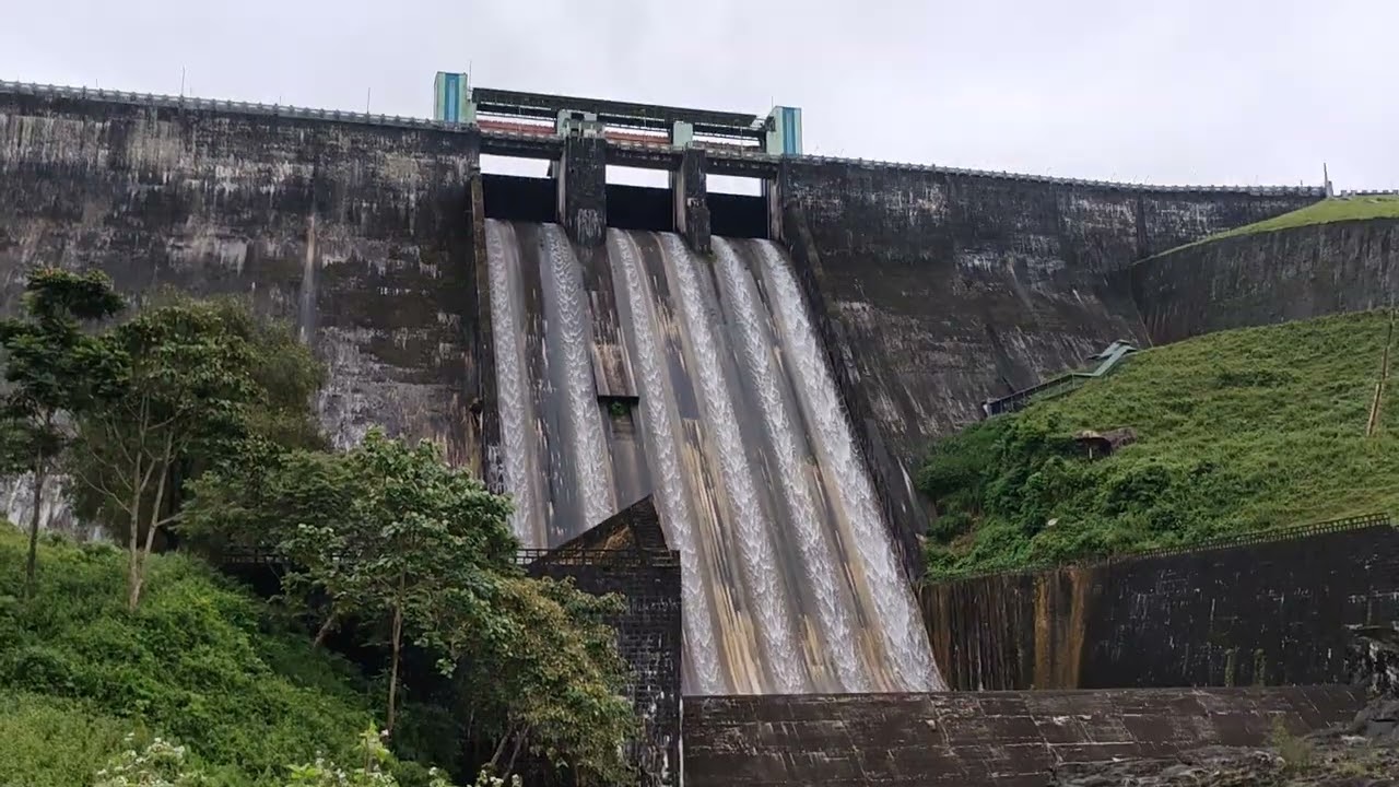 Upper sholayar dam water falls beautiful view #sholayardam #waterfall #valparai #beautiful view