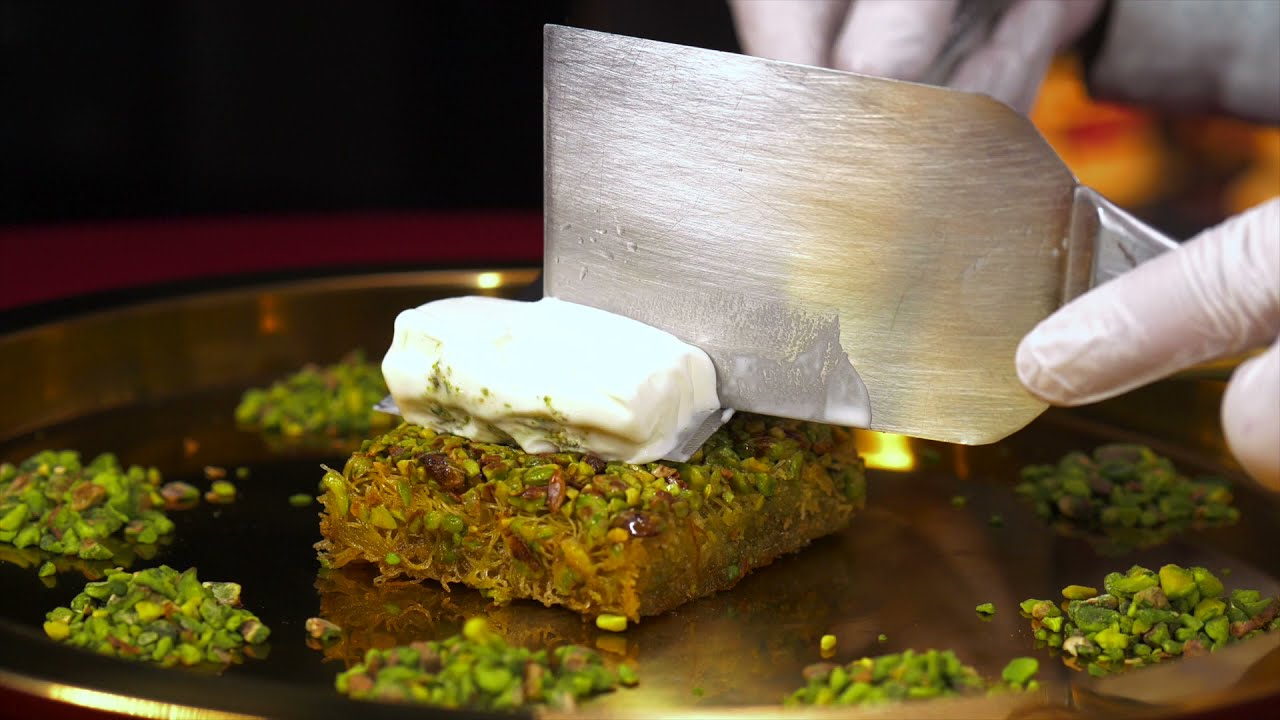 Exclusieve Turkse zoetigheid, deegsliertjes met pistachenoten😍.
