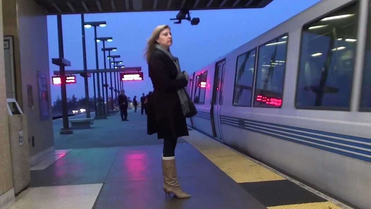Montgomery Train Arriving at Rockridge BART (HD)