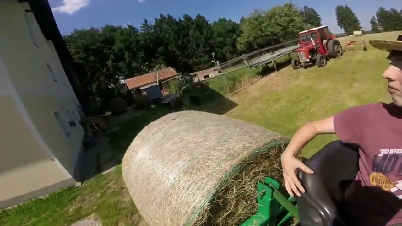 Steyr T80 beim Rundballen fahren