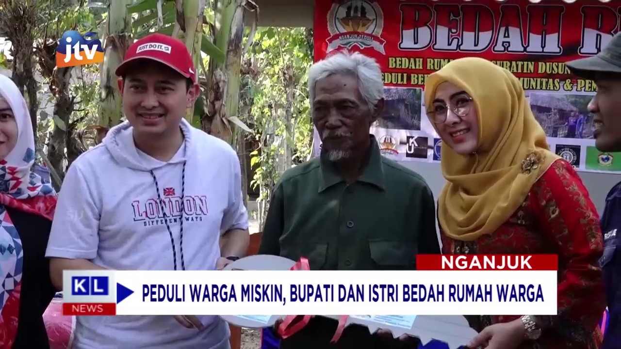 NGANJUK - Bupati Nganjuk Beserta istri Bedah Rumah Warga Miskin