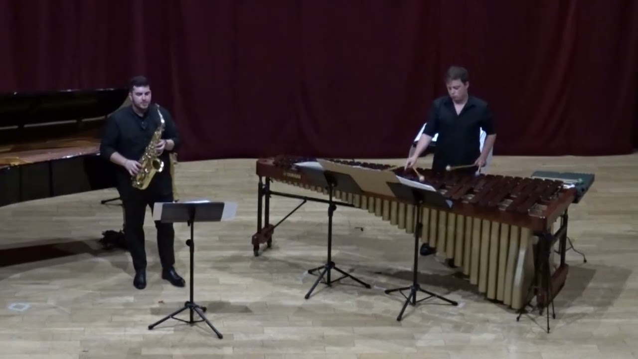 DIVERTIMENTO, Akira Yuyama - Saxofón Alto y Marimba