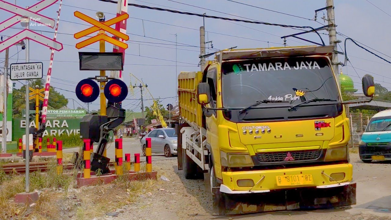 Sirine Aneh, Palang Pintu Kereta Api Rusak, Railroad Crossing Cikoya, Truk Oleng, Fuso, Bulldozer