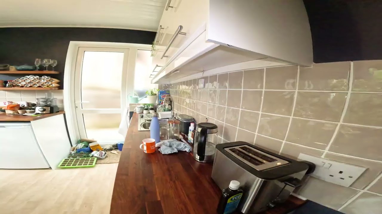 “Metal Light Fitting With No Earth – What Would You Do?”