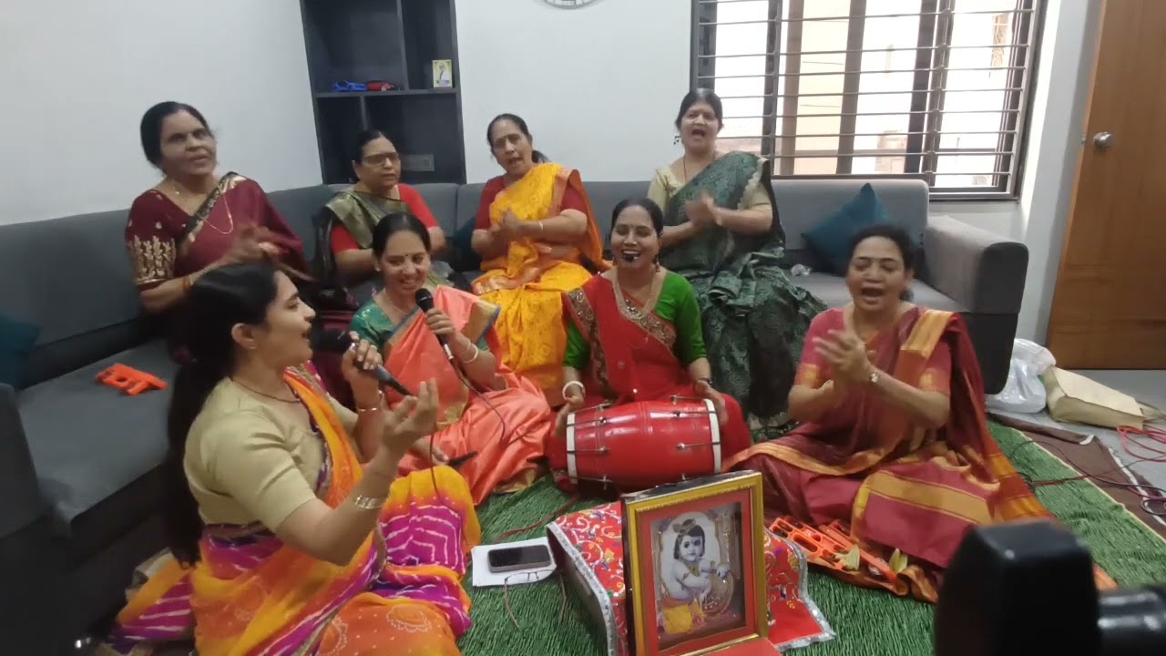 ભજન નીચે લખ્યું છે.અલકા ગોહિલ. મસ્ત ભજન સાંભળજો.કાનુડાને કહેવી કાનમાં વાત જો.શ્રી સખીભજન મંડળ.વડોદરા