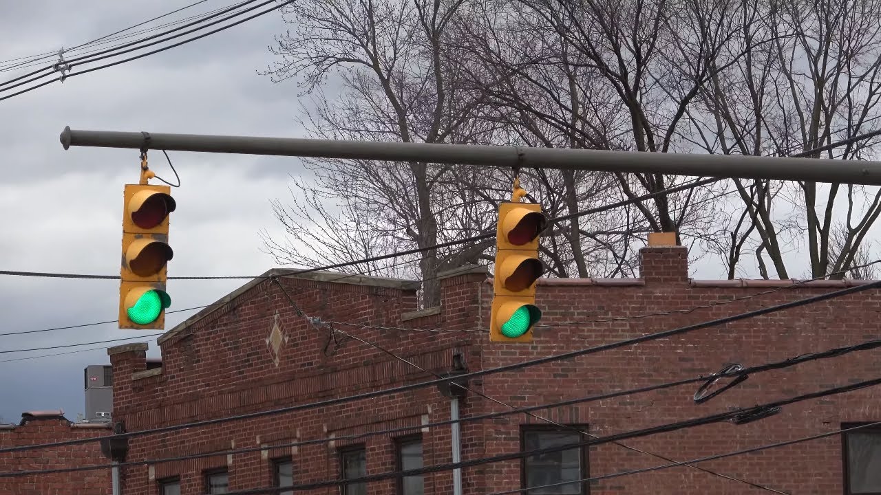 Traffic Signals in Strong Winds - Wind advisory in Columbus Ohio