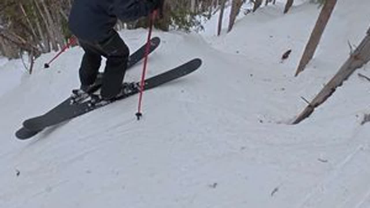 道内板除了刻滑其实也可以滑滑道外的凉\板子很棒没毛病，主要是我太菜了😅\#滑雪vlog #双板滑雪 #这里有个雪想请你滑一下