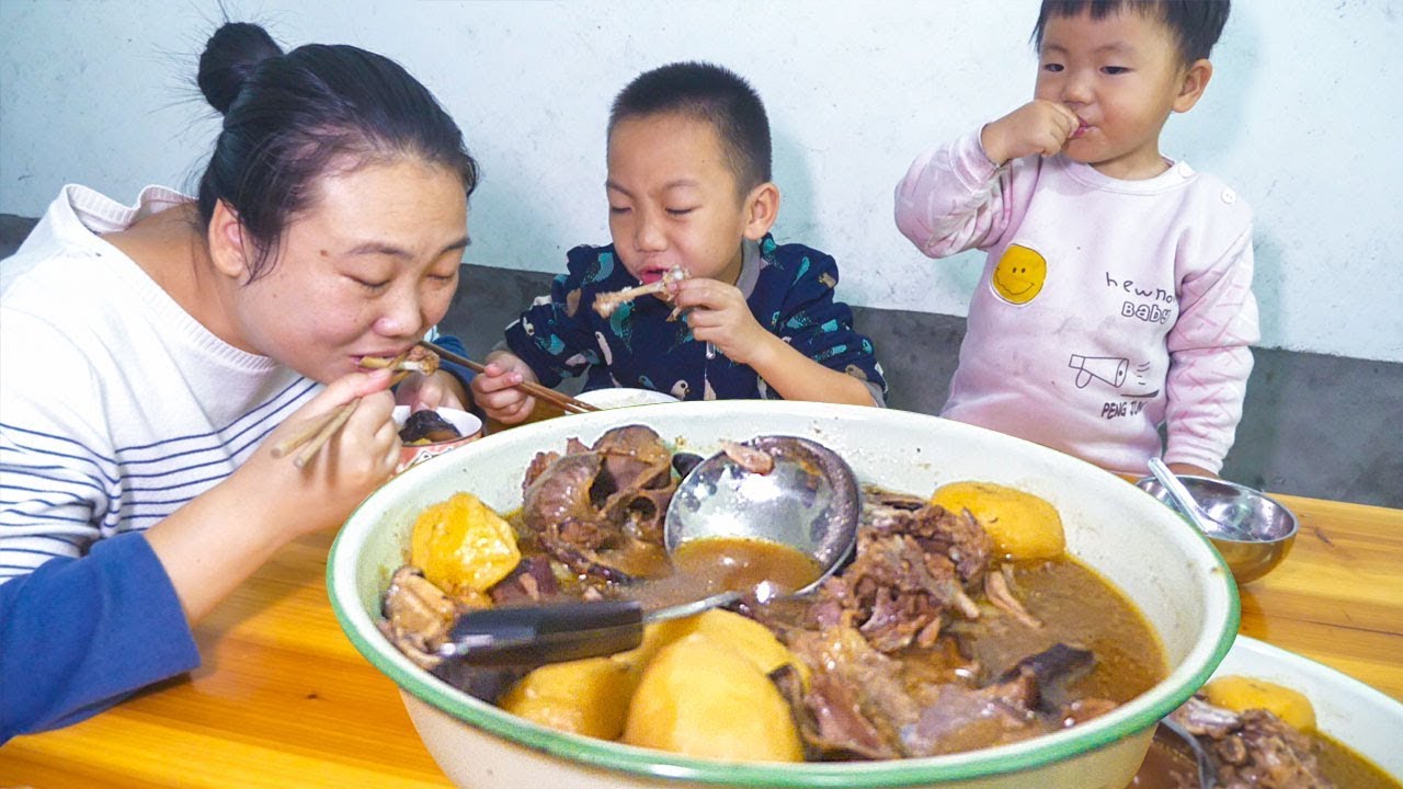 5斤重的土雞，媳婦第一次這樣煮，寶寶拿一個雞腿吃得特別香