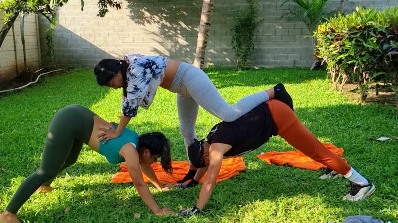 Le toca las 🍑🍑 de yensy // Practicando Yoga