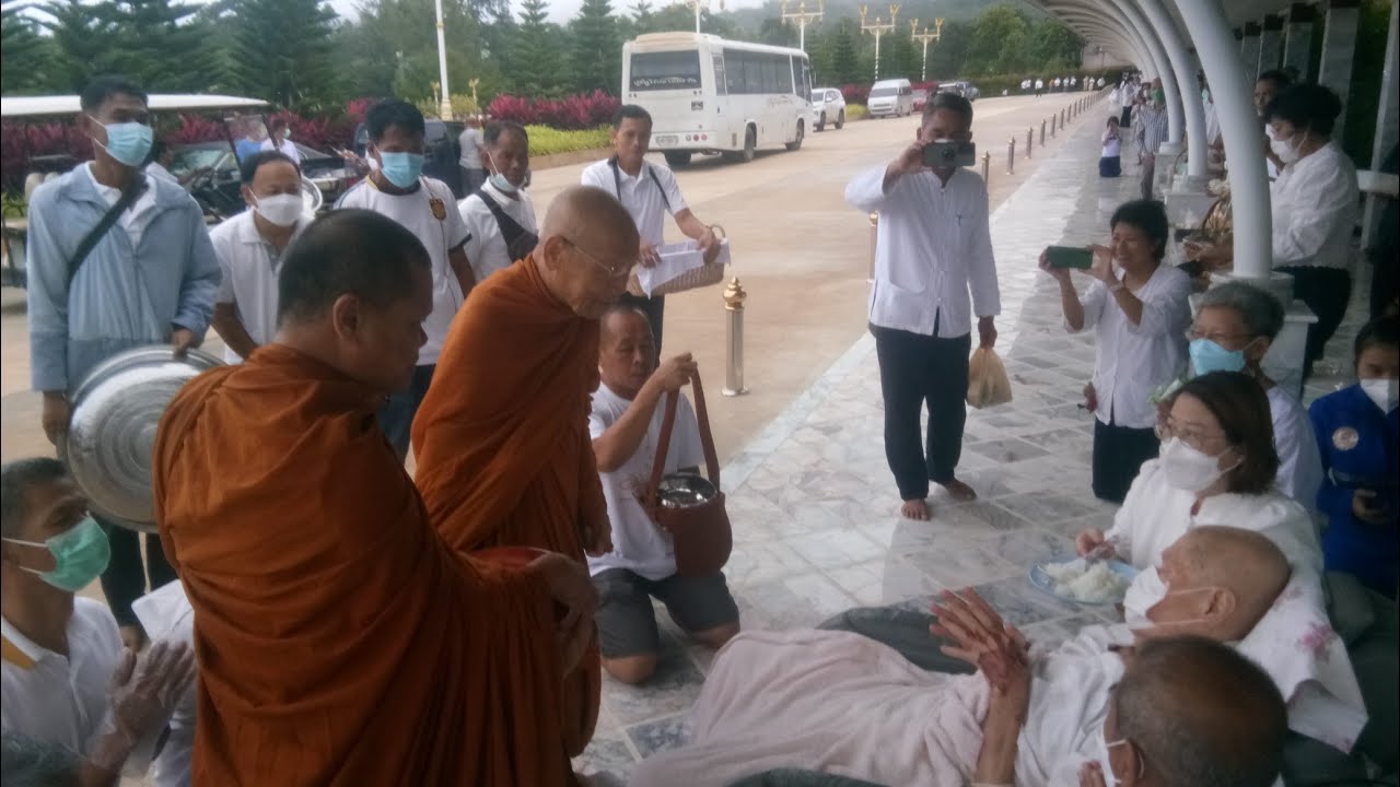 หลวงปู่ทองอินทร์ กตปุญโญ เมตตาออกรับบิณฑบาต ณ วัดแสงธรรมวังเขาเขียว