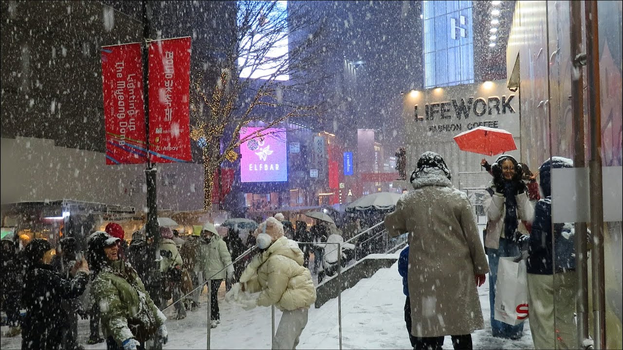Seoul's Myeongdong: First Snow & Foreign Tourists in Selfie Heaven