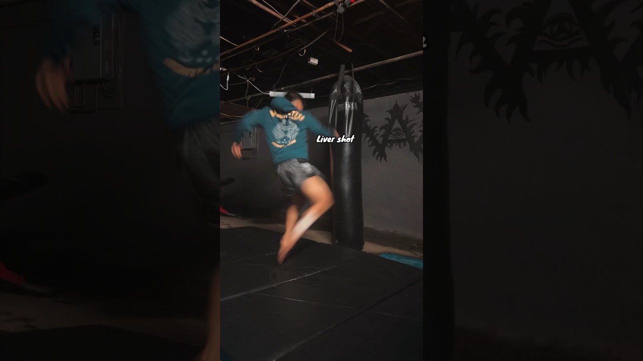 ADVANCED Kickboxing combo 💥🥊 #Kickboxing #Muaythai #Shorts #boxing #mma #boxingtraining