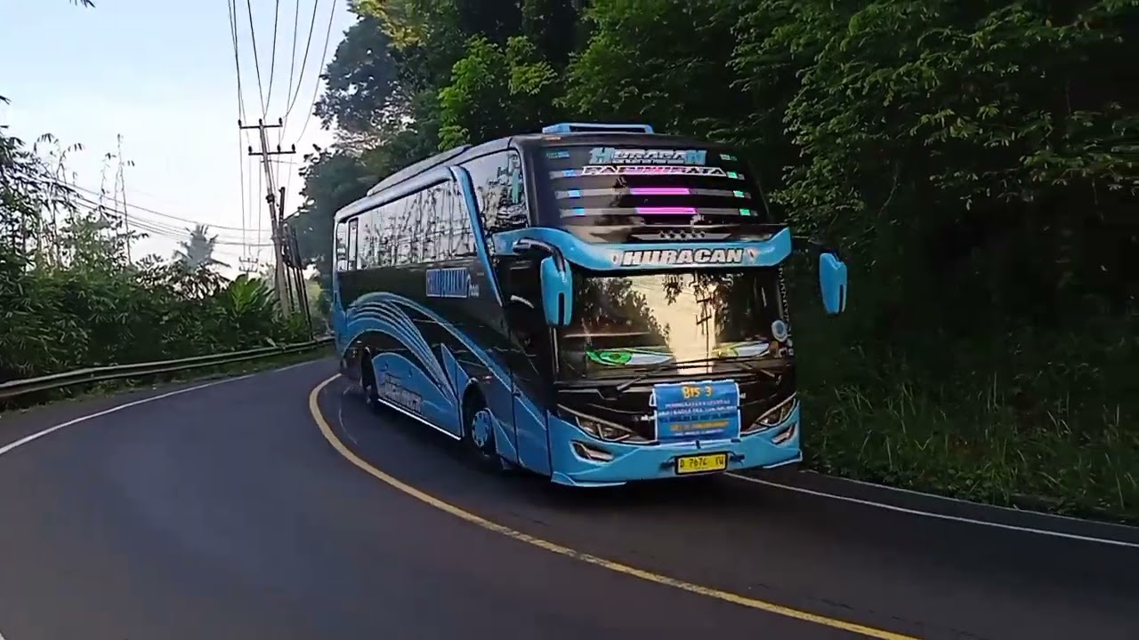 Hunting bus pariwisata di tikungan kelok5 kota Banjar yang jalan raya Pangandaran 