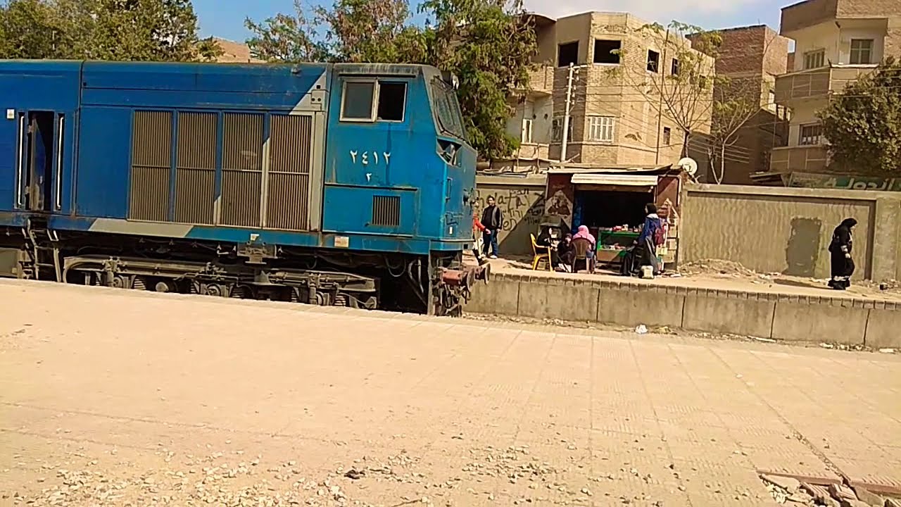 مرور قطار البازلت بمحطة الخانكة