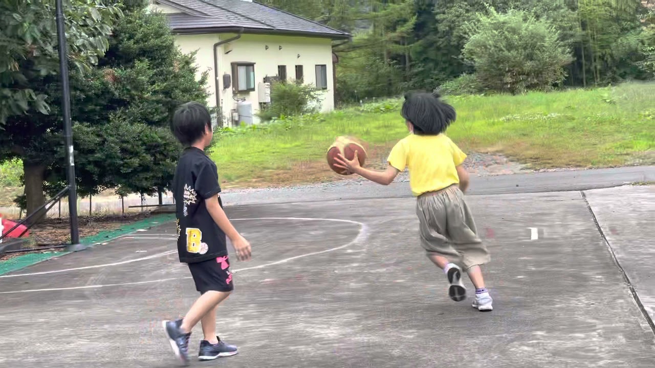Practice ng basketball sa bahay si bunso