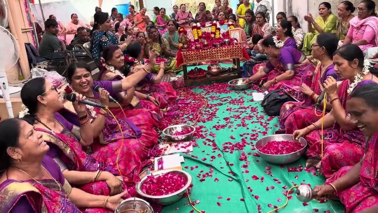 લખેલું છે 🌷આવા ભજન ફકત અમારી ચેનલ પર 🌷નવરાત્રિ ના નવાં 🌹
