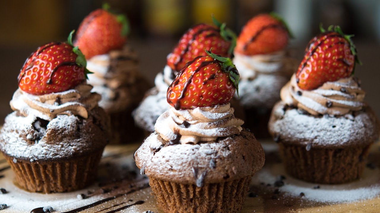 Christmas Strawberry & Chocolate cupcake | Cooking
