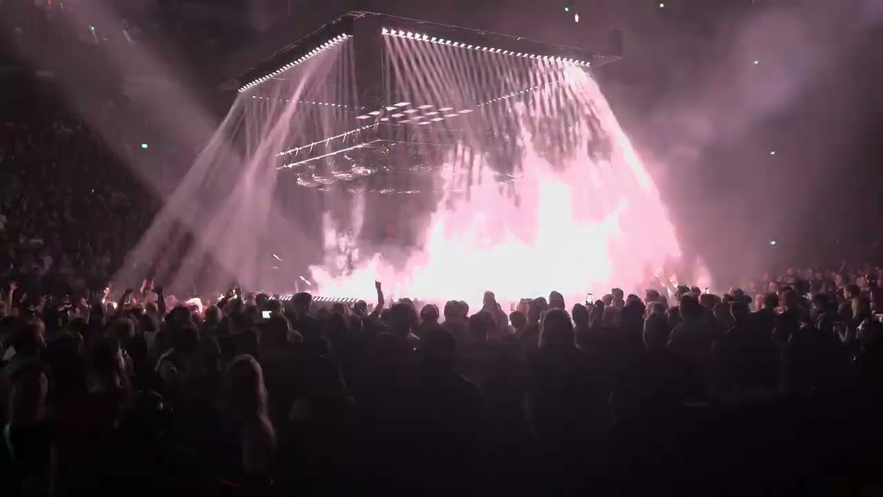 NIN Live - Closer - Peel It Back (Feb. 16, 2026 - Montreal)