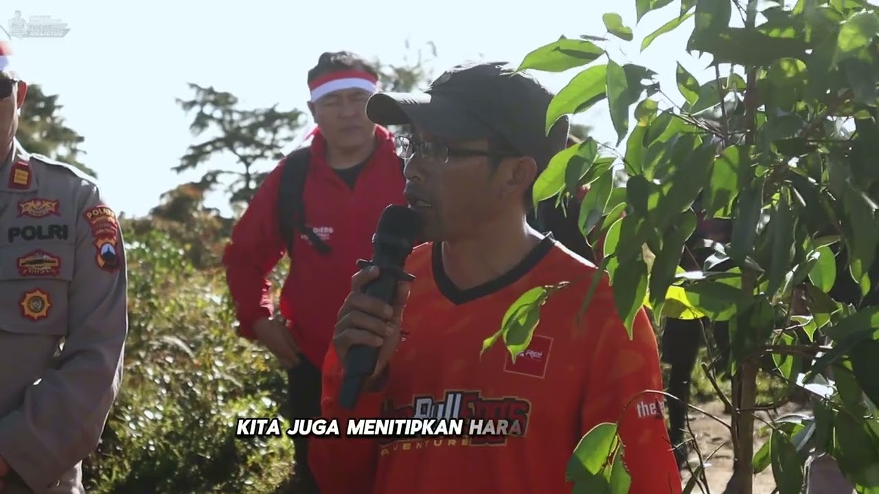 Dukung pelestarian alam, Polres Wonosobo melaksanakan penanaman bibit pohon di Gunung Prau.