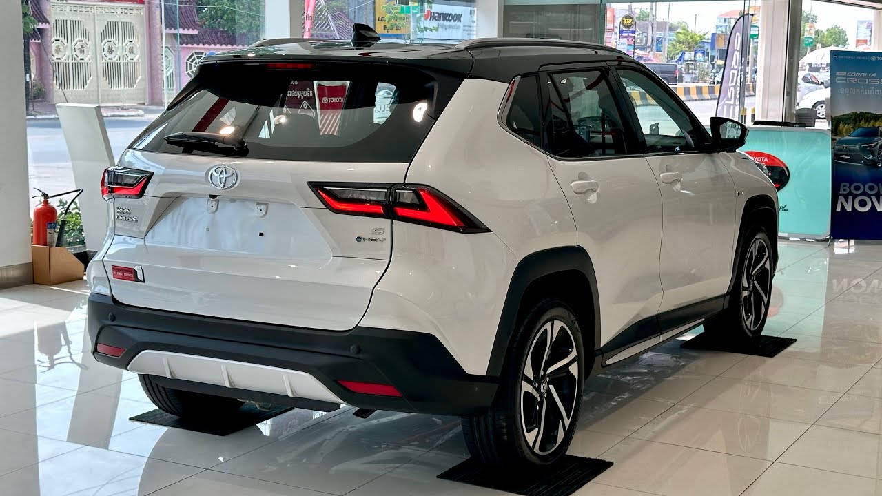 The New 2024 Toyota Yaris Cross hybrid SUV Review Interior and Exterior