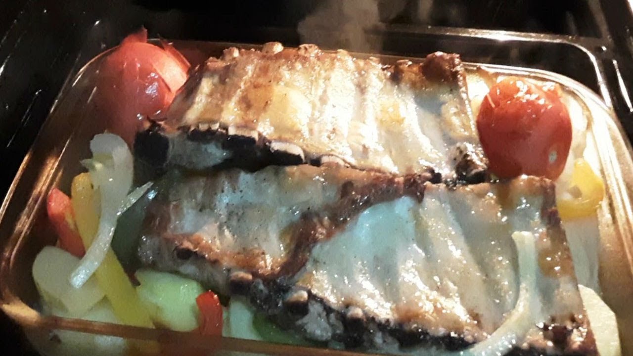 Costillas de cerdo al horno con patatas y verduras