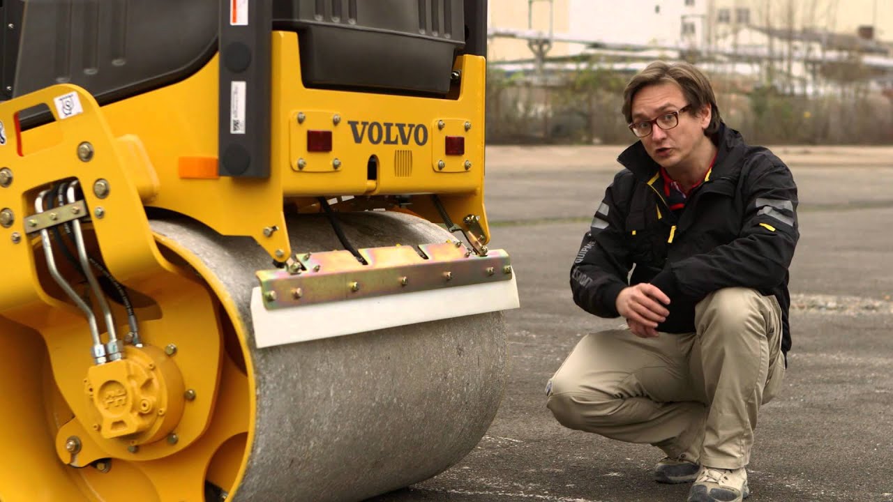 Volvo DD25 Double Drum Compactor walk around guided by a product manager