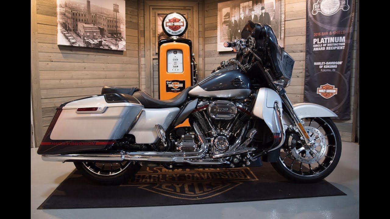 2019 CVO Screamin' Eagle Street Glide Special FLHXSE-Charred Steel Lightning Silver